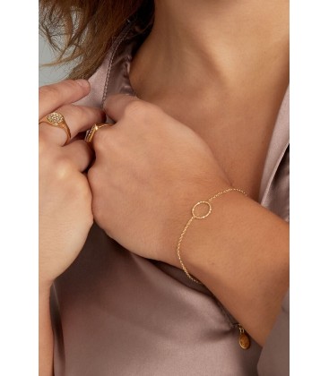 Goudkleurige armband met een rondje en glinsterend steentjes