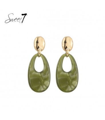 Groene oorhangers met motief en een goudkleurig detail