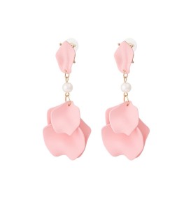Roze oorhangers met een wit acryl kraaltje