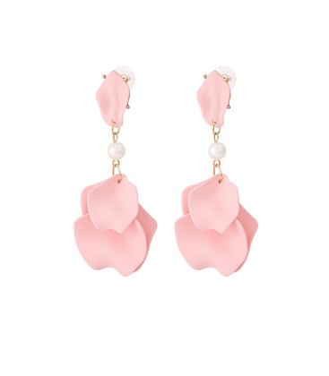 Roze oorhangers met een wit acryl kraaltje