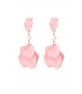 Roze oorhangers met een wit acryl kraaltje