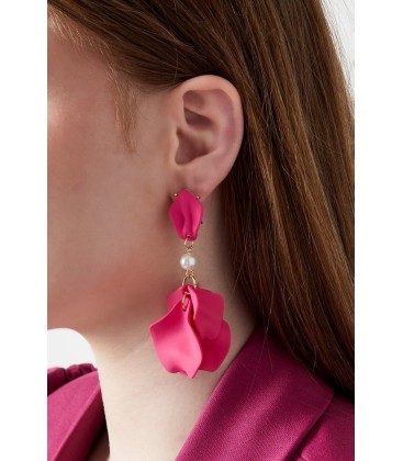 Roze oorhangers met een wit acryl kraaltje