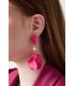 Roze oorhangers met een wit acryl kraaltje
