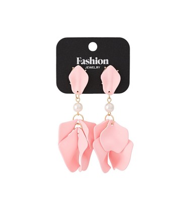 Roze oorhangers met een wit acryl kraaltje