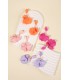 Roze oorhangers met een wit acryl kraaltje
