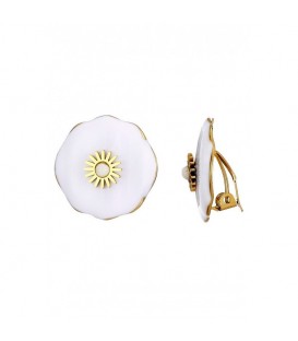 Witte oorclips met een goudkleurig detail en een steentje in het midden