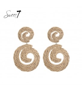 Camel kleurige oorhangers van raffia