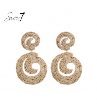 Camel kleurige oorhangers van raffia