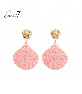 Roze oorhangers van raffia met een gehamerd oor stukje