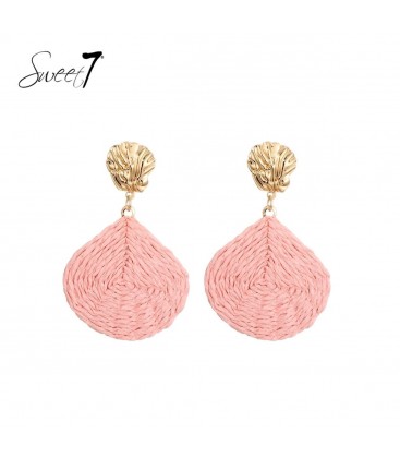Roze oorhangers van raffia met een gehamerd oor stukje