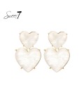 Witte harten oorhangers met een goudkleurige rand