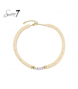 Witte korte halsketting met de letters love in het midden