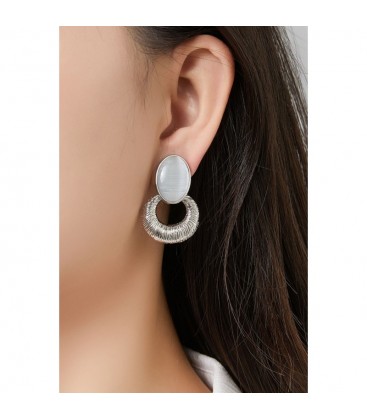 Zilverkleurige oorclips met een wit cat eye steen
