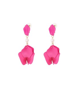 Fuchsia roze oorhangers met mooie hangertjes en een wit kraaltje