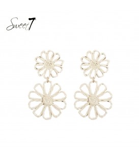 Witte bloemen oorhangers van raffia