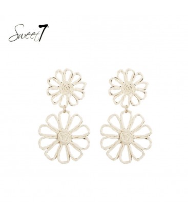 Witte bloemen oorhangers van raffia