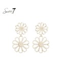 Witte bloemen oorhangers van raffia