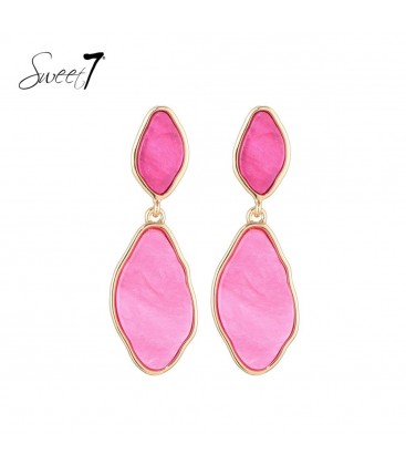 Roze oorhangers met een goudkleurige rand