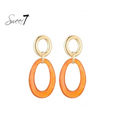 Oranje oorhangers met een goudkleurig detail