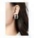 Oorclips met 2 tinten wit en goudkleurige strepen