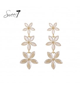 Beige oorhangers met 3 bloemen van glas steentjes