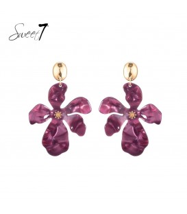 Rood roze bloemen oorhangers met een goudkleurig detail