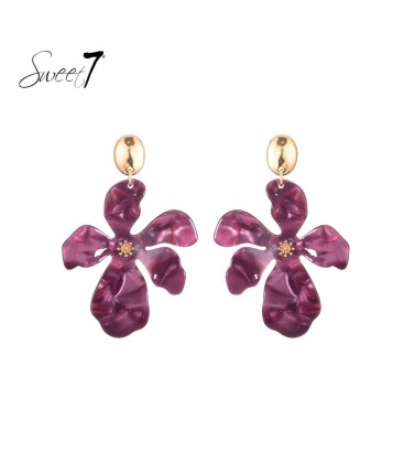 Rood roze bloemen oorhangers met een goudkleurig detail