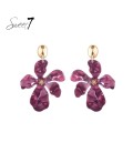 Rood roze bloemen oorhangers met een goudkleurig detail