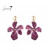 Rood roze bloemen oorhangers met een goudkleurig detail