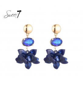 Blauwe bloemen oorhangers met een glas steentje en een goudkleurig detail