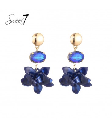 Blauwe bloemen oorhangers met een glas steentje en een goudkleurig detail