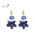 Blauwe bloemen oorhangers met een glas steentje en een goudkleurig detail