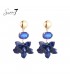 Blauwe bloemen oorhangers met een glas steentje en een goudkleurig detail