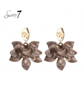 Taupe kleurige oorhangers met een grote bloem en goudkleurig oor stukje