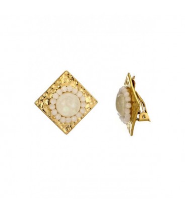 Oorclips met retro goudkleurig design en witte kralenrand
