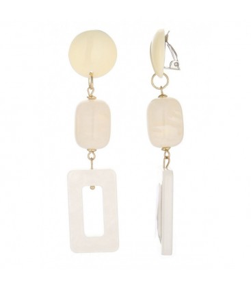 Oorclips met cremekleurige kralen en rechthoekige hanger