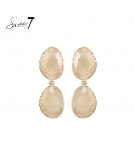 Beige oorhangers met een cat eye stenen en een goudkleurige rand