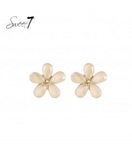 Beige oorbellen in bloemvorm met facetgeslepen blaadjes