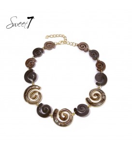 Bruine korte halsketting met spiralen en goudkleurige accenten