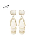 Witte oorhangers met laagjes design met een goudkleurige rand