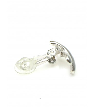 Zilverkleurige oorclips in de vorm van een X