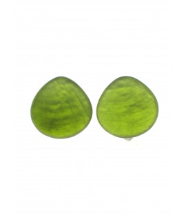 Oorclips groen met een parelmoerlook van Culture mix