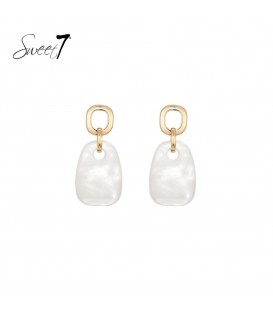 Witte oorbellen met een goudkleurig element