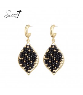 Oorbellen met zwarte kralen en goudkleurige accenten