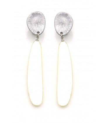 Oorclips met lang wit hangend design en zilverkleurig oor stukje