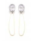 Oorclips met lang wit hangend design en zilverkleurig oor stukje