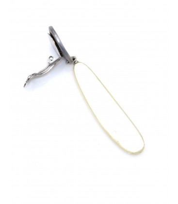 Oorclips met lang wit hangend design en zilverkleurig oor stukje