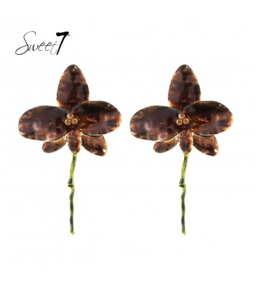 Modieuze bruine bloemen oorbellen en een groene steel