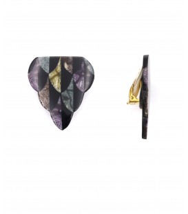 Gekleurde oorclips in abstracte vorm met donkere accenten