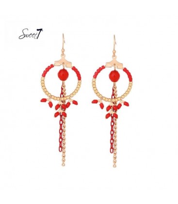 Rode oorhangers met goudkleurige kraaltjes en strengen